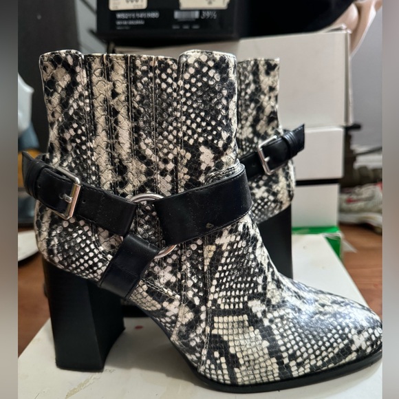 Bcbg snake print booties - Picture 5 of 6